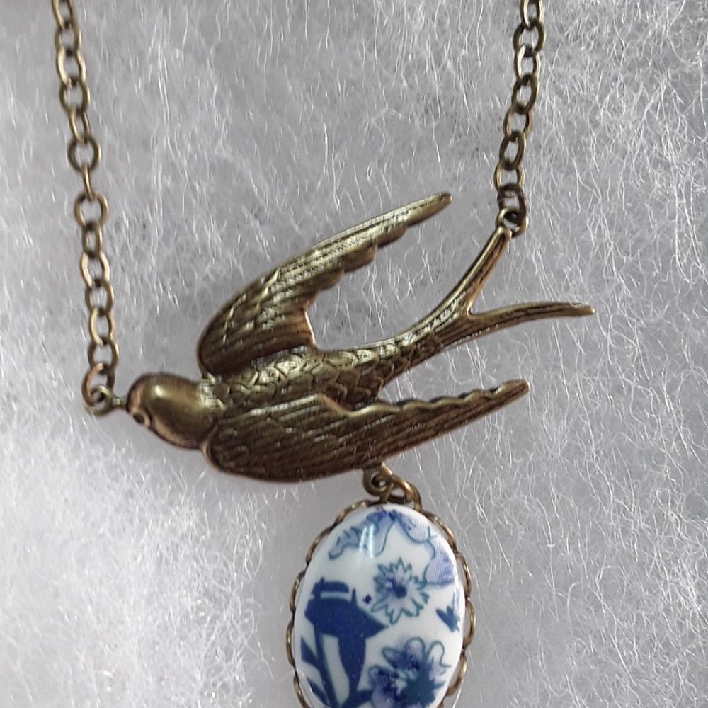 bird with cameo